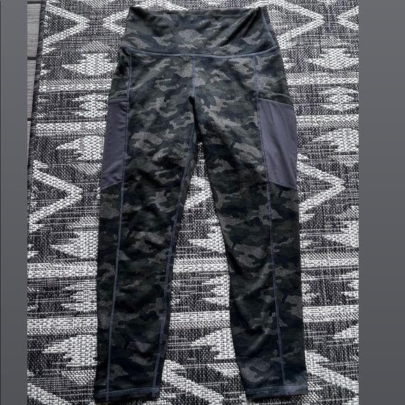 Camo Fabletics capri leggings - Picture 2 of 2